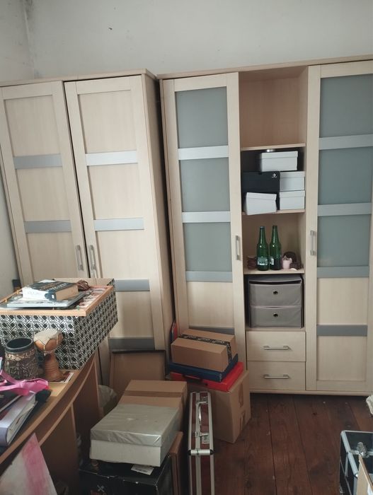 Meble pokojowe. Szafa, komoda wysoka z witryną, komoda i biurko.