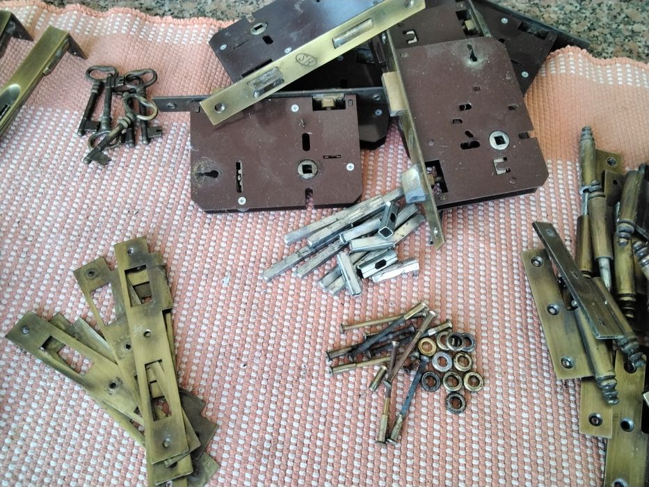 Puxadores fechaduras dobradiças