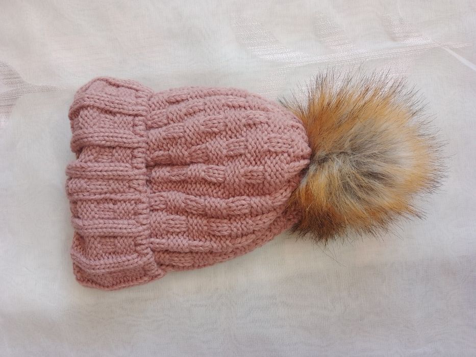 Czapka damska z pomponem