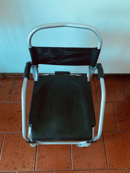 Cadeira sanitaria e banho com rodas e bacio