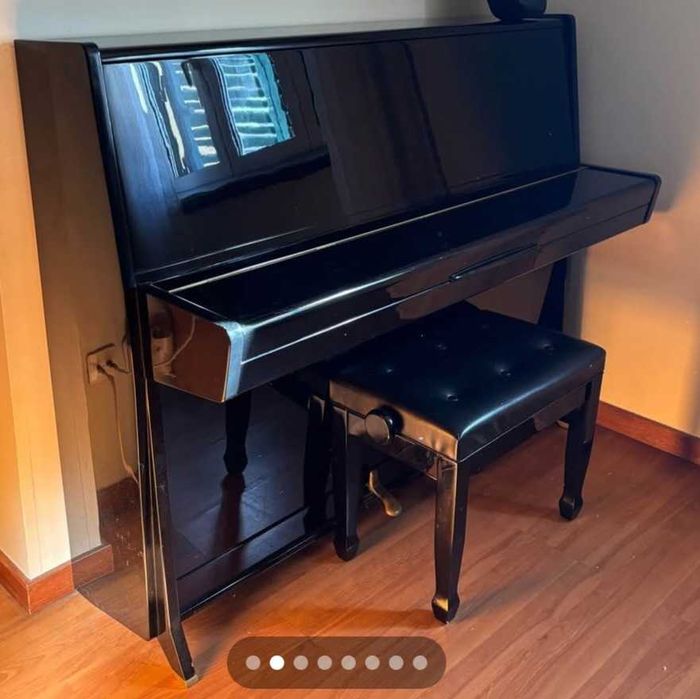 Piano Petrof em preto brilhante