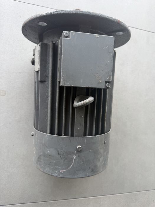 Silnik elektryczny MEZ Mohelnice 1,5 kW 935 obr/min 4AP 100L-6