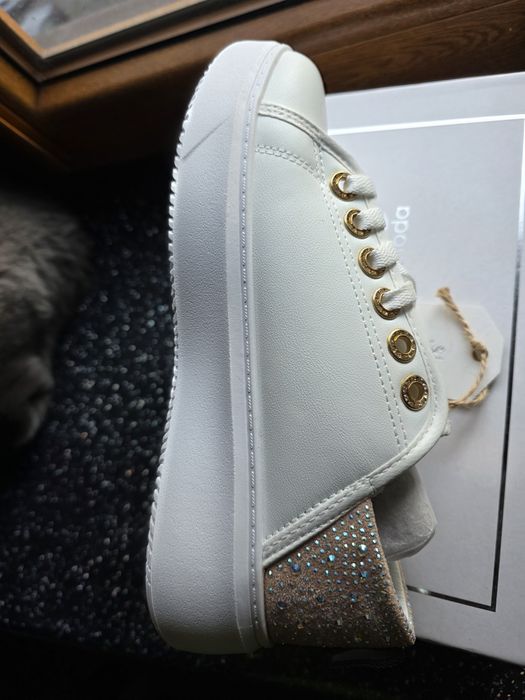 Buty sportowe z cyrkoniamii