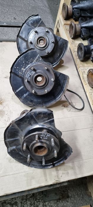 Ступица цапфа поворотный кулак передний Mitsubishi Pajero Wagon 3 4