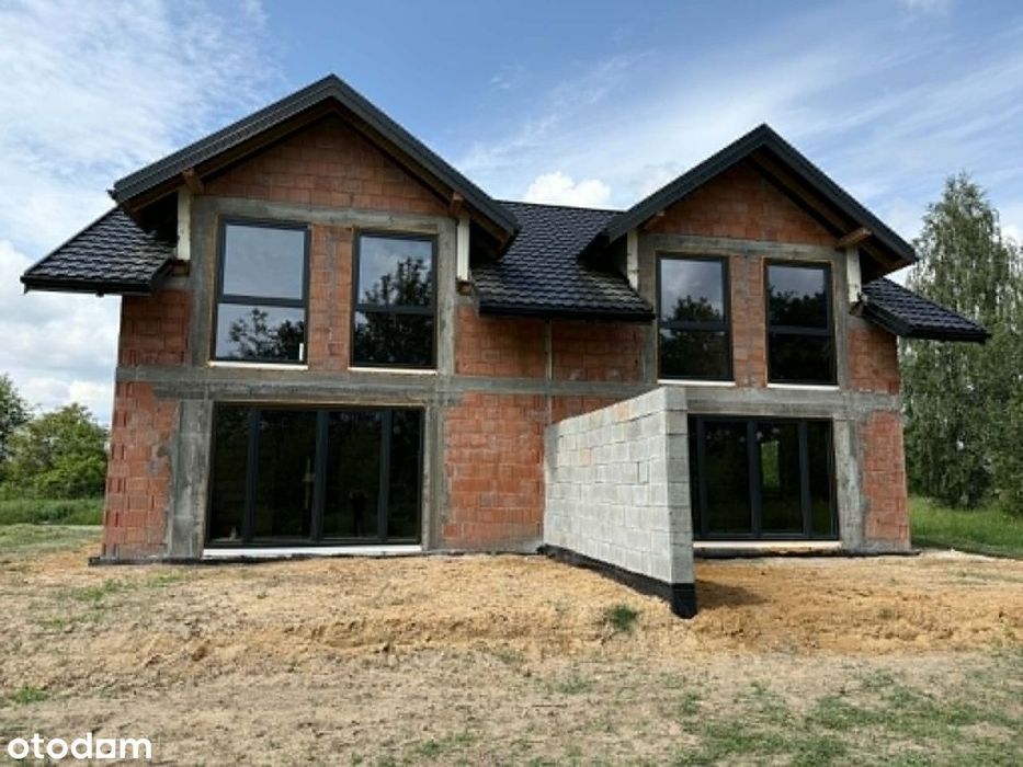 Nowoczesny dom w zabudowie bliźniaczej – 167 m² z garażem i poddaszem.
