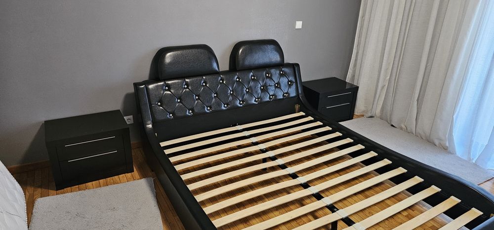 Cama com 2 mesas de cabeceira