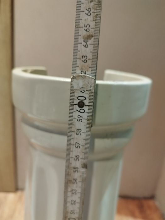 Stara umywalka z trzema kranami