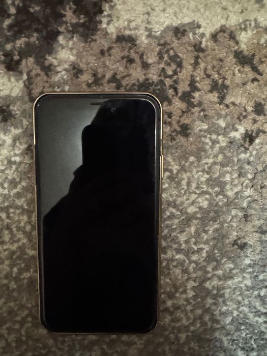 Продам iPhone із чохлом 11