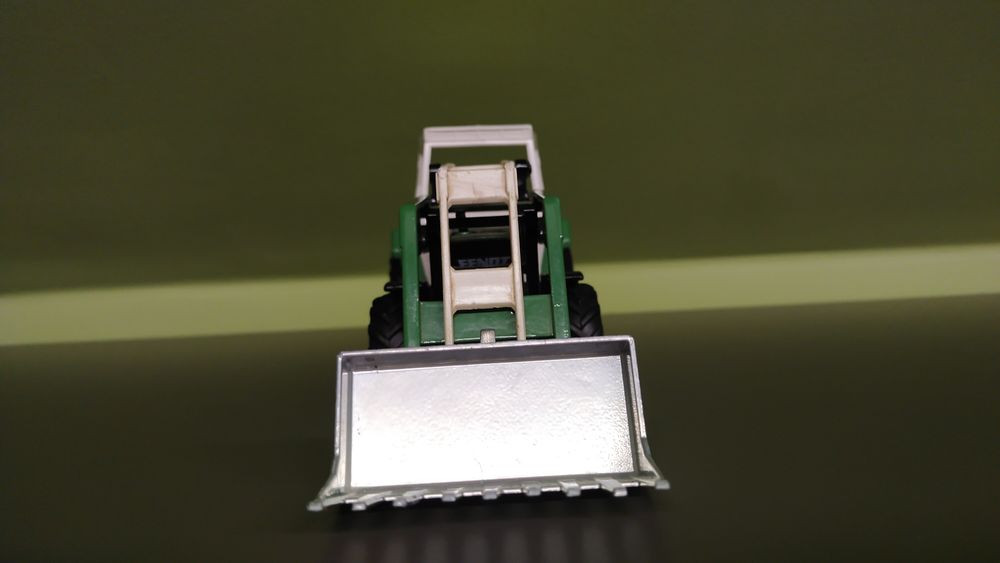 Siku traktor Fendt z ładowaczem 1 32