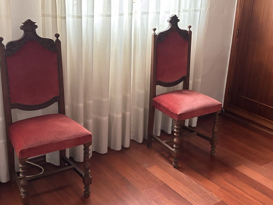 Cama de casal, mesinhas e comoda, em madeira