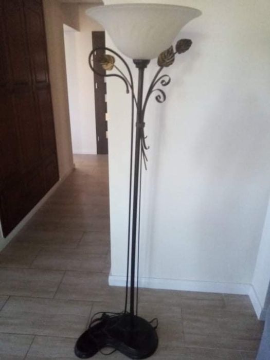 Lampa mosiężna z pięknym dużym kloszem, dodaje urok i szyk