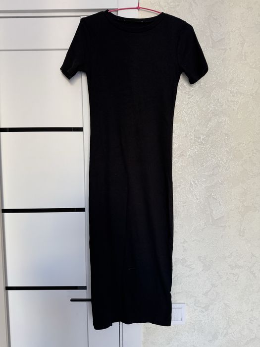 Чорне жіноче приталене плаття