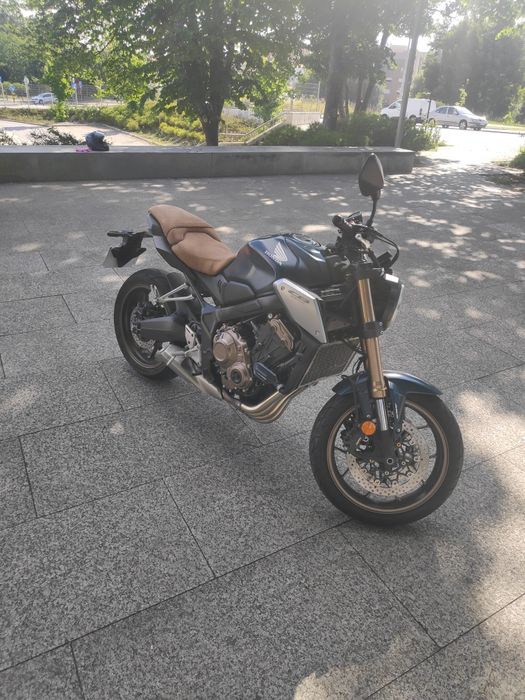CB 650R ---- 2021