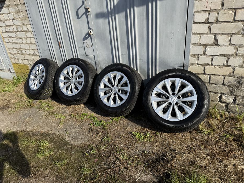 Продам зимнюю резину Good Year Ultragrip 215/65 R16 на оригинальных стальных дисках с колпаками Toyota
