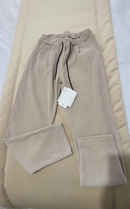 Calças beges estilo jogger de inverno