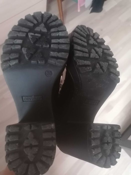 Продам лаковані ботінки