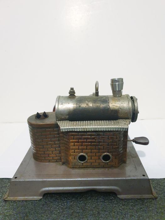 Antigo modelo de maquina de vapor alemã em chapa