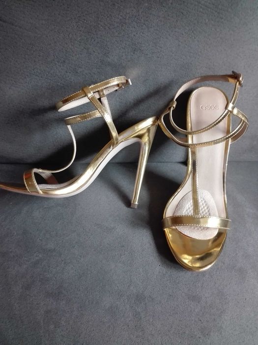 Sandálias douradas ASOS (altura salto: 11cm). Simples e elegantes.