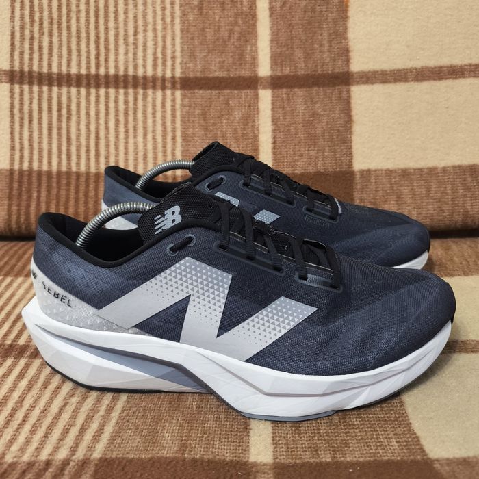 Чоловічі кросівки New Balance FuelCell Rebel v4