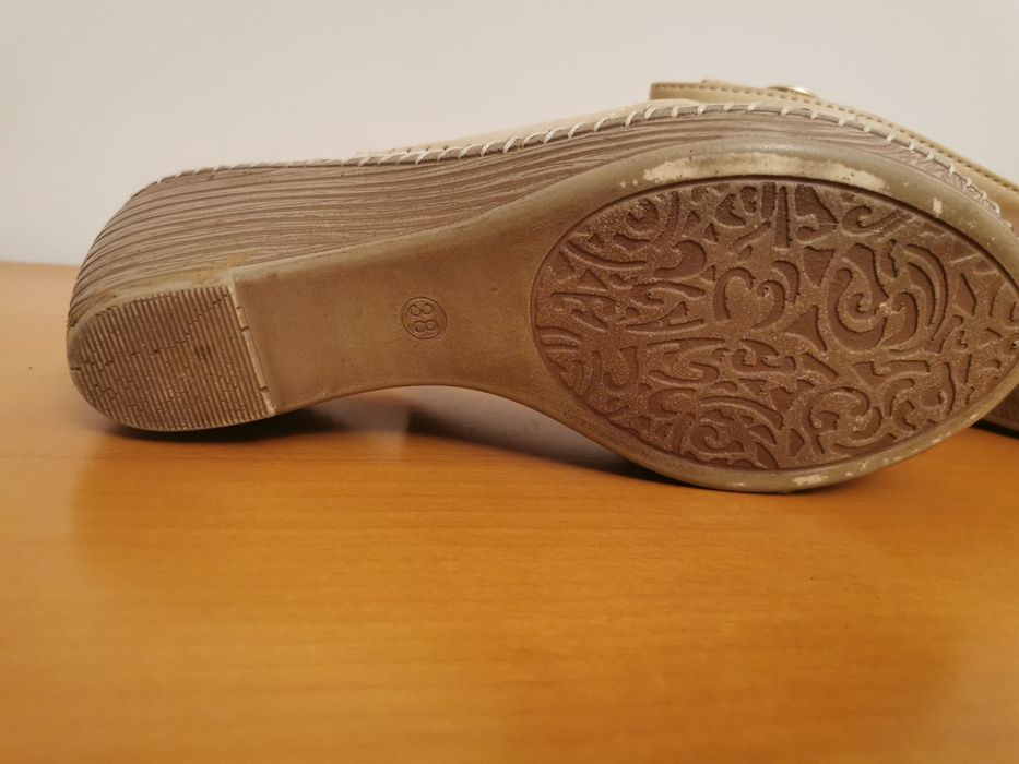 Lekkie beżowe sandałki na koturnie r. 38, jak nowe, na wiosnę, lato