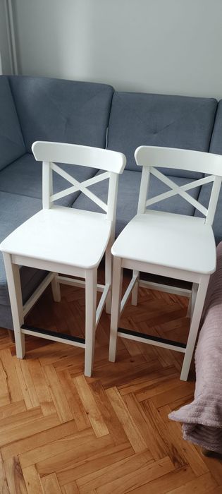2 hokery barowe IKEA INGOLF – białe + szare poduszki