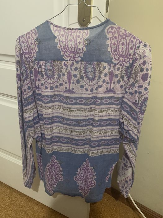 Camisa estilo hippie tamanho M com cornucópias, azul e roxo