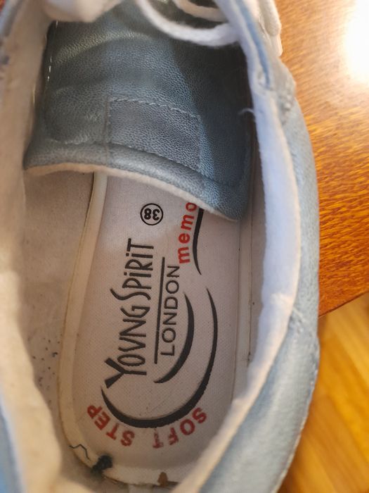 Кроссовки женские