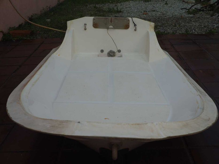 Barco semirrígido de 2.5 metros, só casco, sem flutuador.
