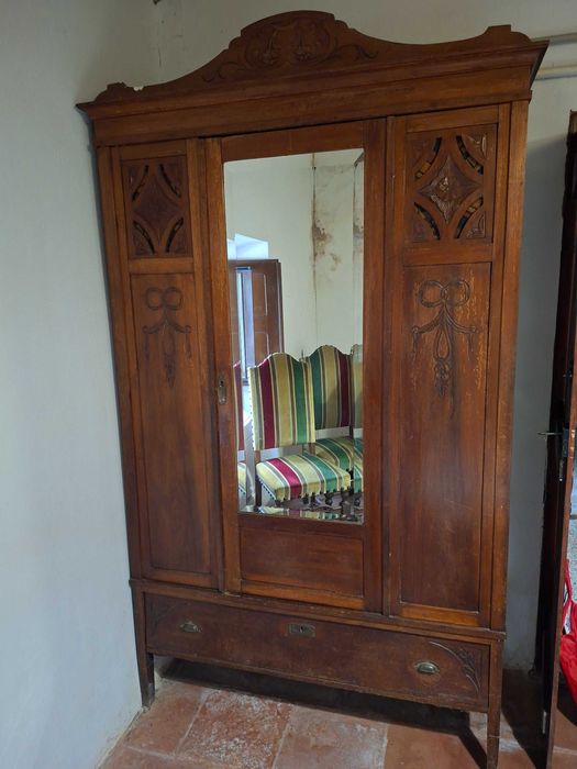 Mobília de quarto Arte Nova - Cama, roupeiro, vitrine e mesa de cabeceira