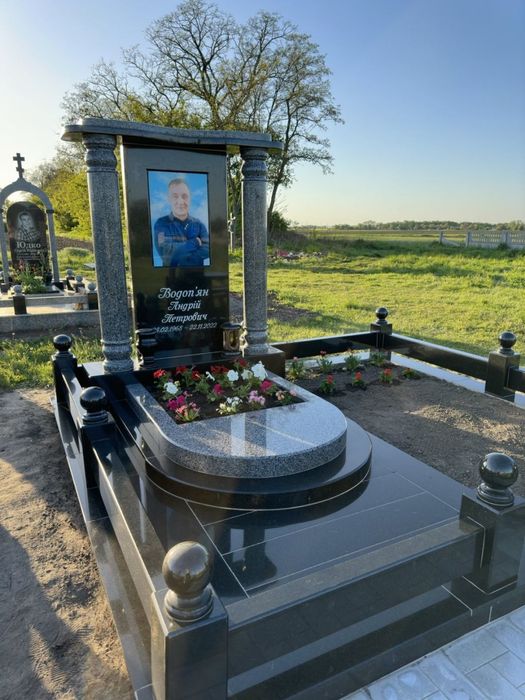 Памятники від Виробника