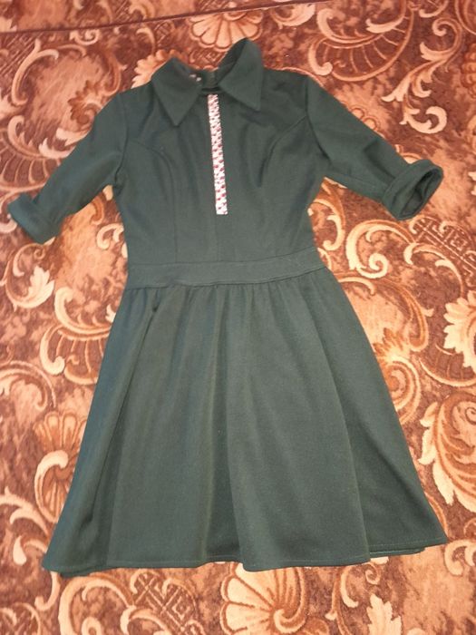 Зелена сукня із камінчиками