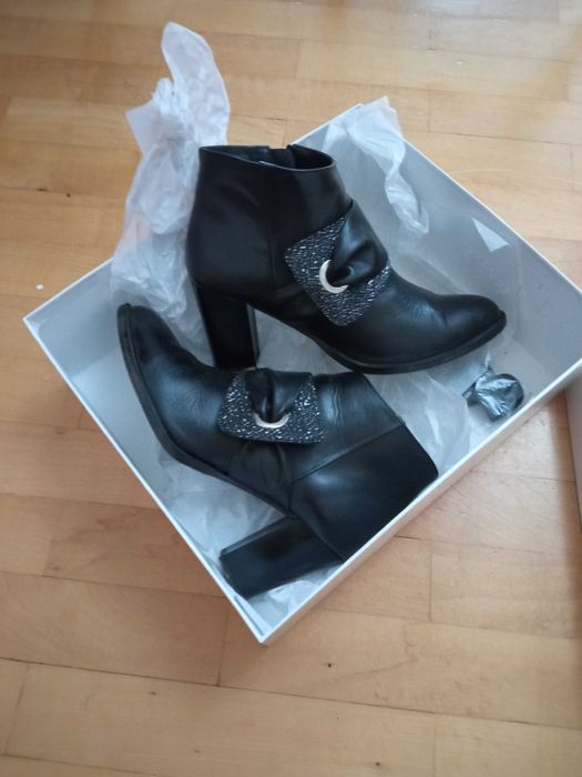 Sprzedam damskie botki czarne