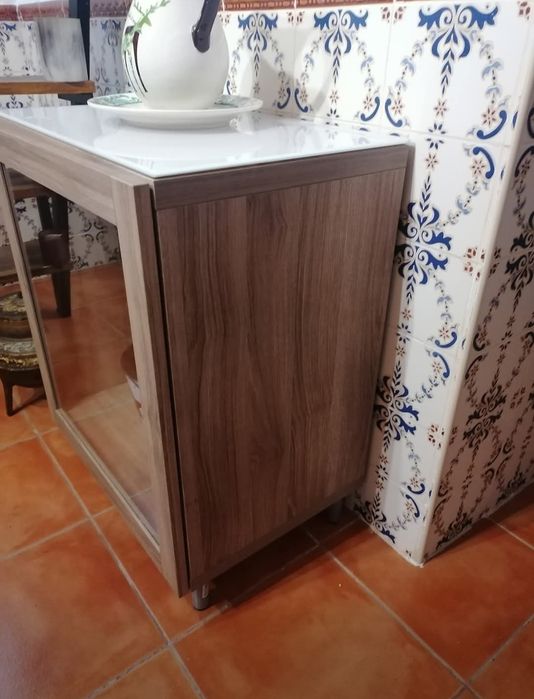 Móvel em madeira de aglomerado, tampo em vidro amovível, 2 meias prateleiras vidro

Medidas cm:
Altura total - 74,5
Altura sem pés - 65,5