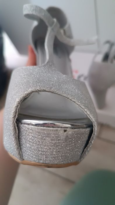 Srebrne sandałki na słupku