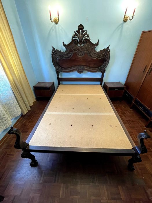 Cama Antiga em Madeira Maciça Entalhada