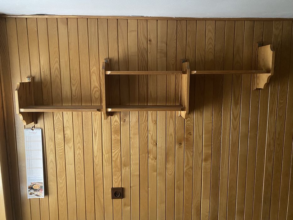 Drewniana półka, długość - 150 cm.