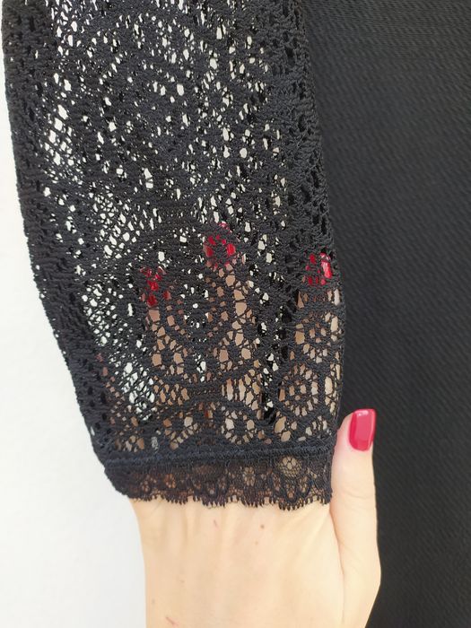 Vestido preto curto com mangas rendadas
