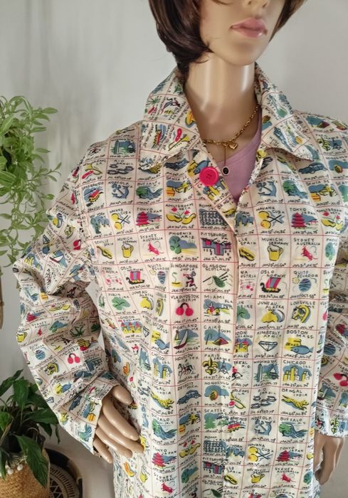 Płaszcz przeciwdeszczowy vintage kremowy w kolorowe ilustracje miast