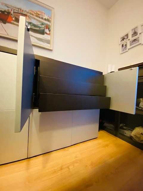 Aparador wenguê escuro com frentes em prata mate