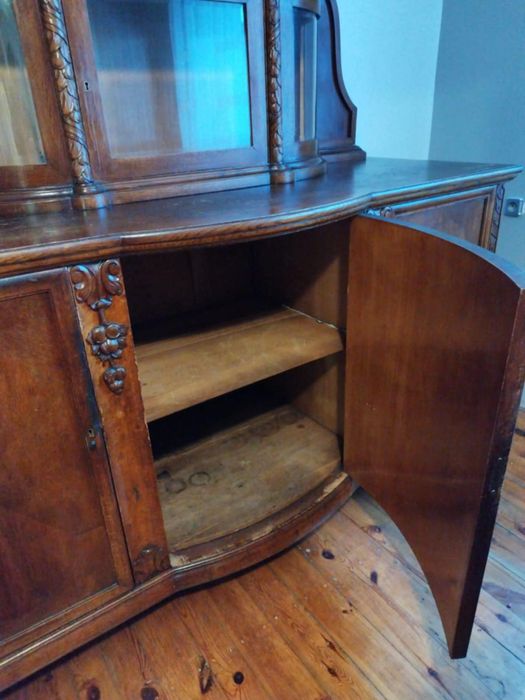 Kredens dębowy z okresu międzywojennego.