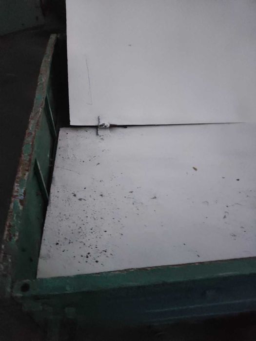 Металеві двері  у білому кольорі