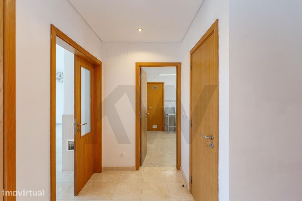 Moradia T4+2 com Jardim e Piscina para Arrendamento, junto ao Oeiras G