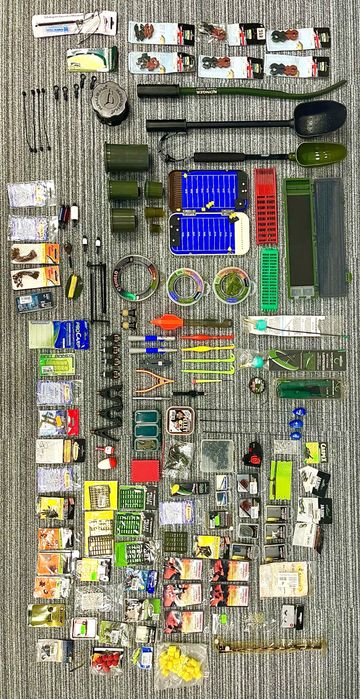 Duży zestaw akcesoriów wędkarskich do karpiówki feedera oraz splawika