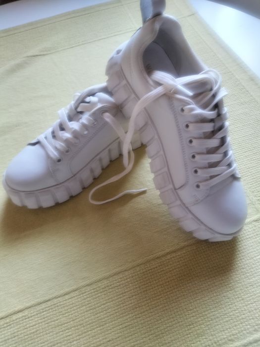 Snacersy białe skórzane