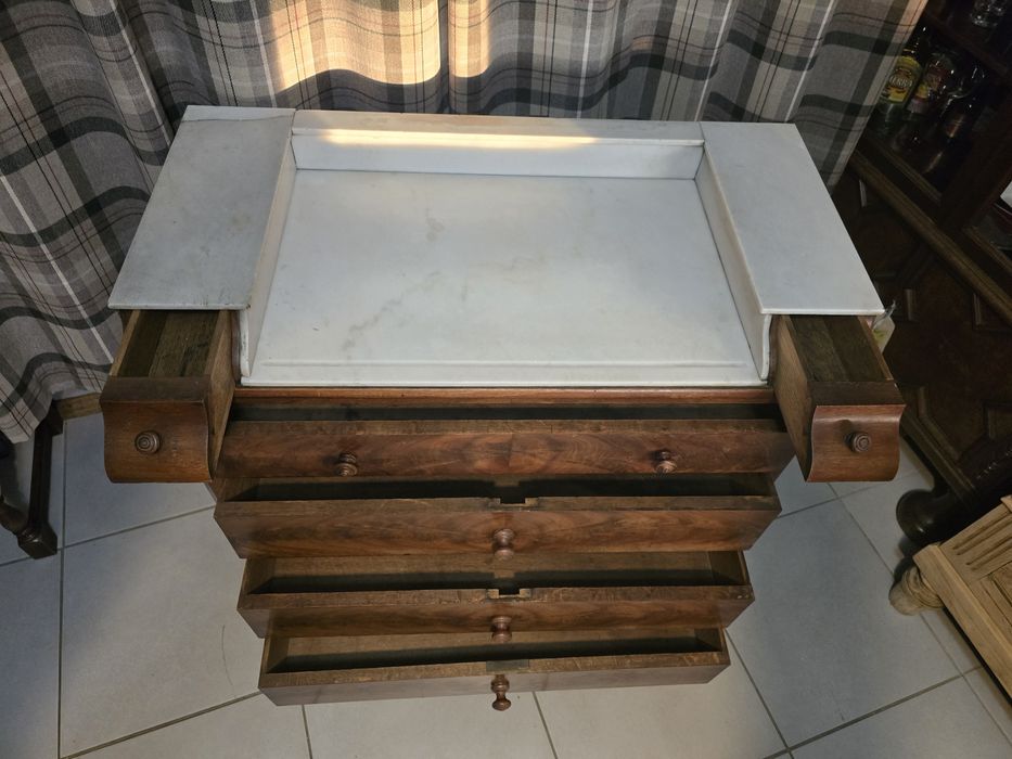 Zabytkowa zadbana komoda