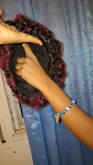 Peruca cacheadas curtas