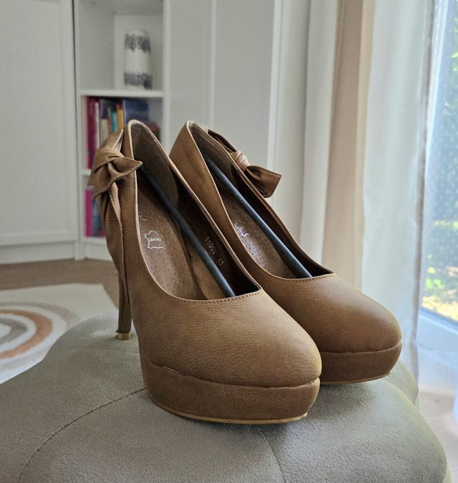 Infilio buty na obcasie szpilki 40 camel z kokardą na platformie
