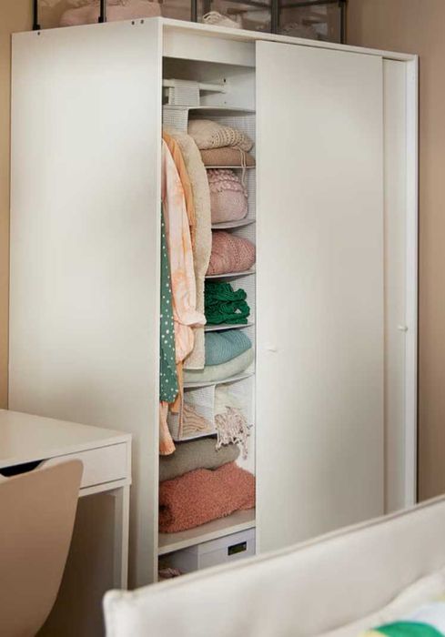 Biała szafa z drzwiami przesuwnymi - IKEA KLEPPSTAD