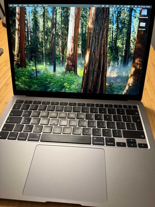MacBook Air 2020r., stan bardzo dobry, ilość cykli ładowania baterii 276