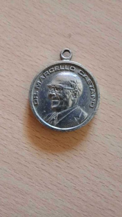 Porta chaves pendente com Salazar e Marcelo Caetano